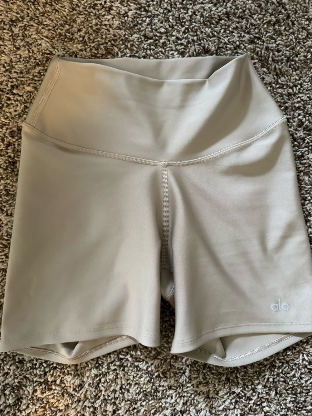 Alo 5" Airlift Energy Short - Color: Gravel